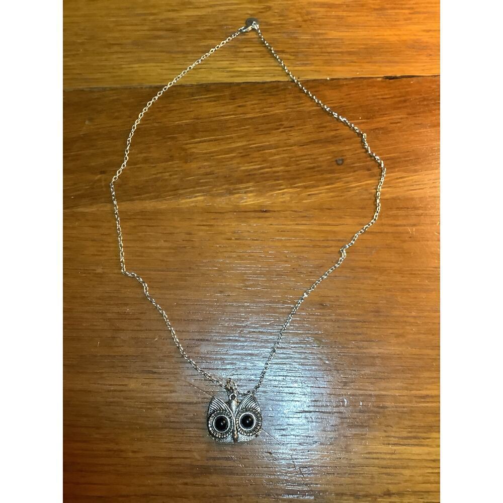 Silver Tone Owl Necklace Zad 10$